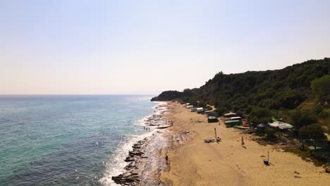 clip aéreo de drones moviéndose sobre una playa de arena en kavala, macedonia, grecia