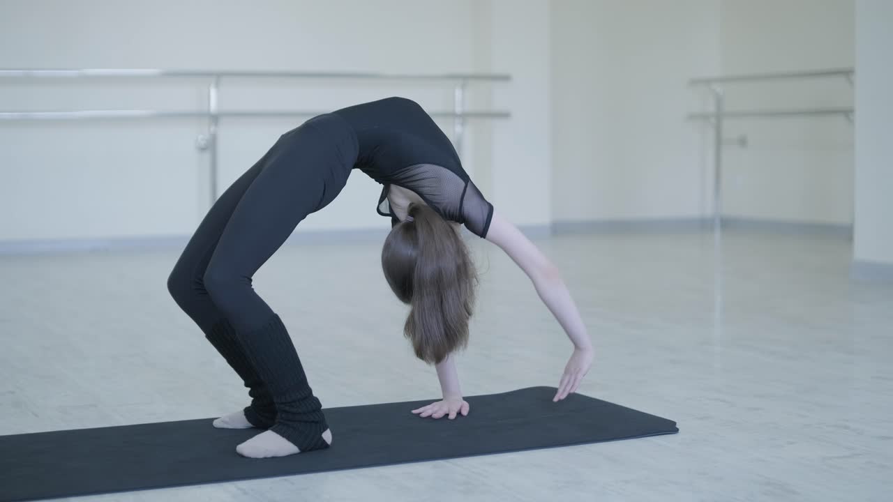 joven bailarina en la lección de estudio. rendimiento de entrenamiento. postura de ejercicio de estiramiento. bailarina practica técnica de equilibrio. elegancia clásica fitness.