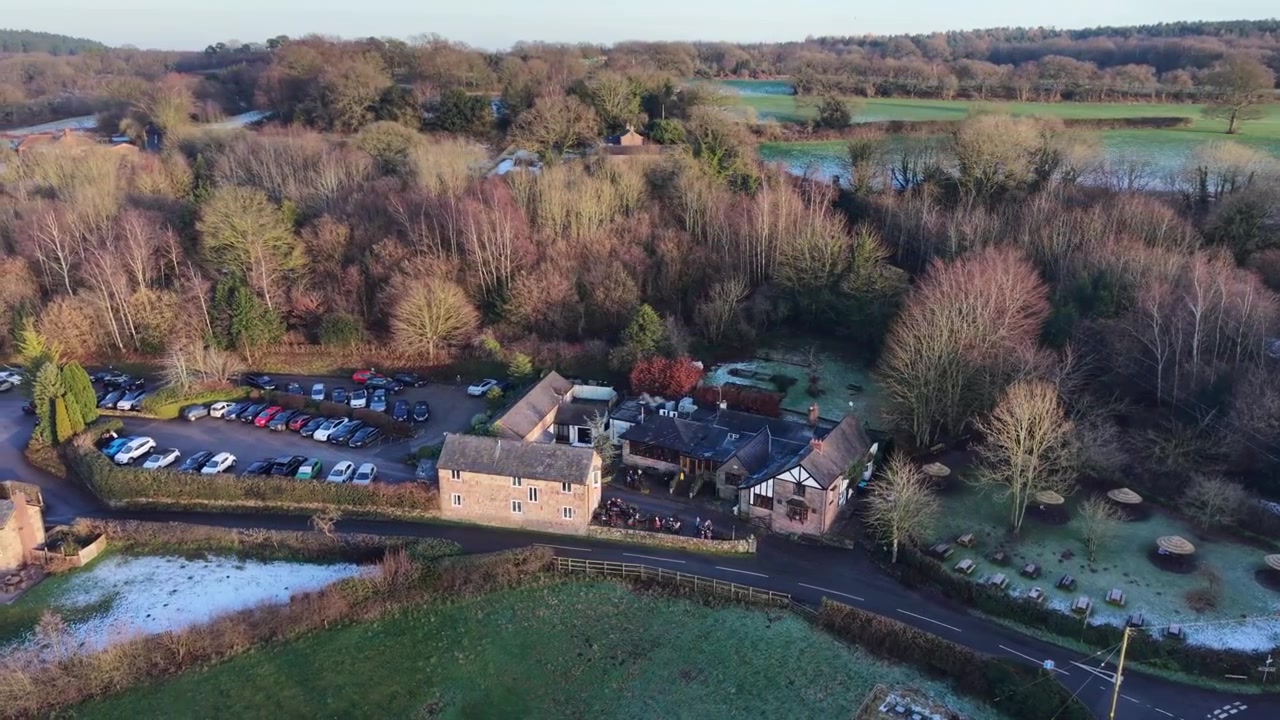 Det ikoniske Pheasant Inn, Burwardsley – drone roterer på en sprød vinterdag, Cheshire, Storbritannien