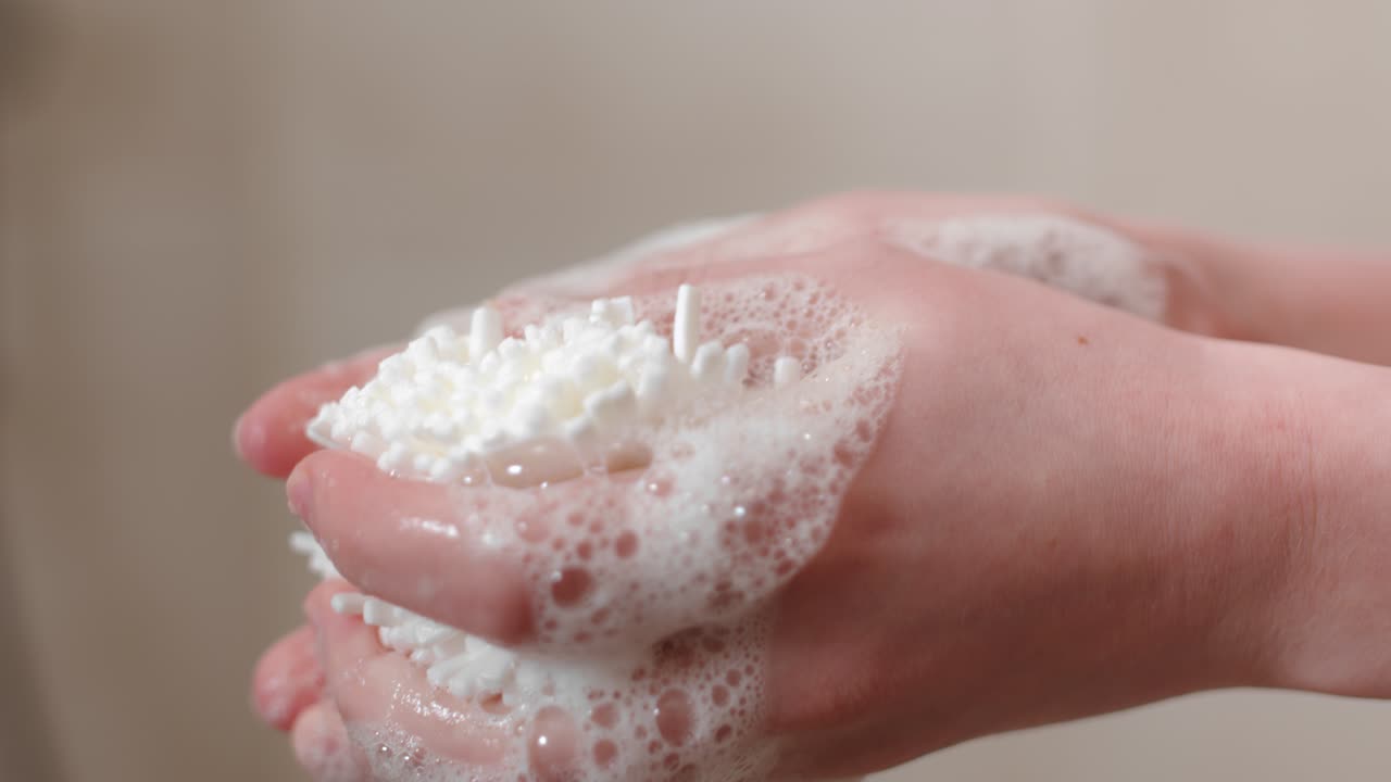 esponja de bola suave con burbujas de jabón espumosas