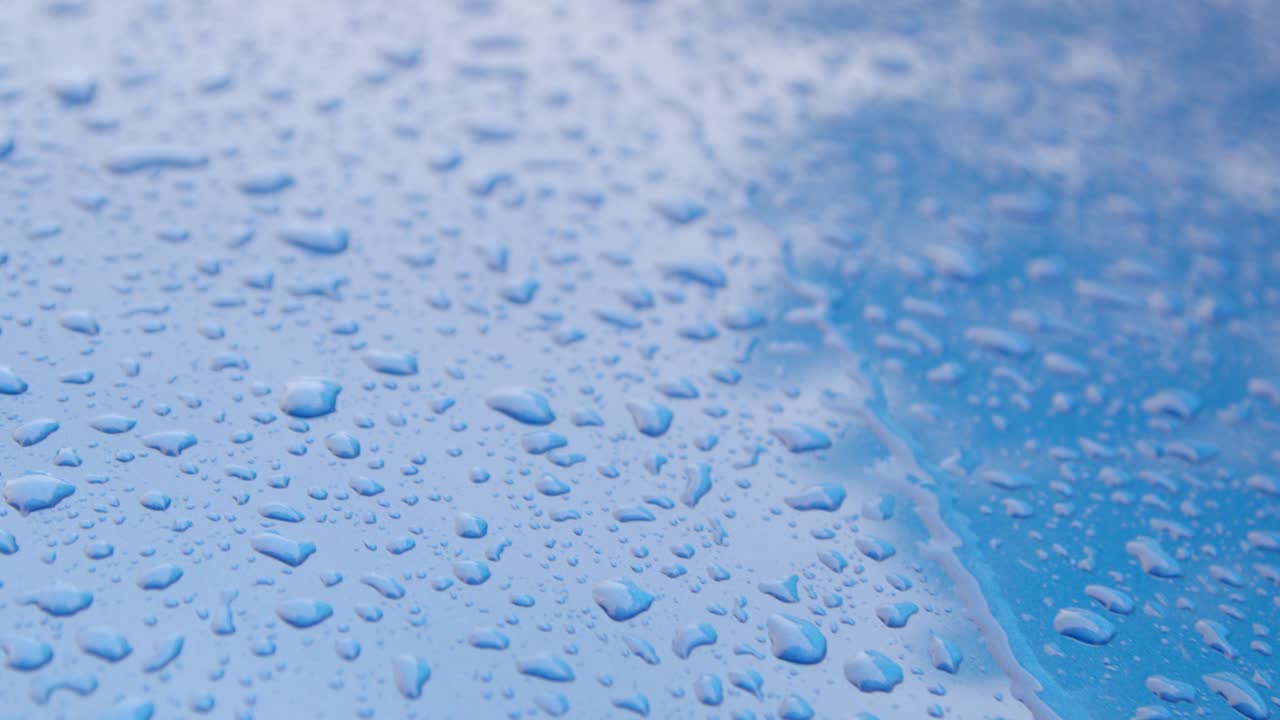 파란 차에 빗방울