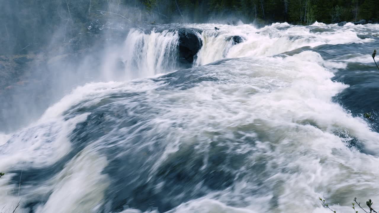 jamtland의 서쪽에 있는 ristafallet 폭포는 스웨덴에서 가장 아름다운 폭포 중 하나로 등록되어 있습니다.