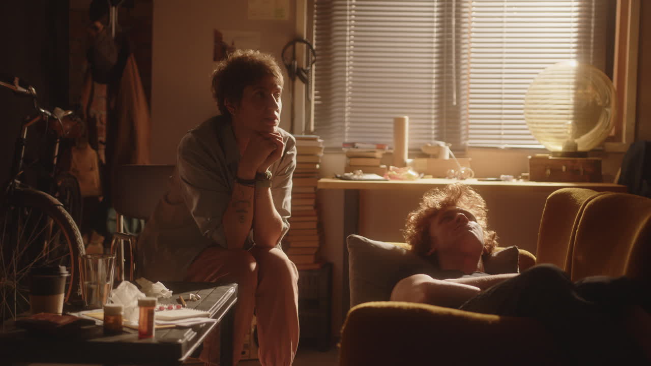 공감하는 여성은 우울증에 시달리는 젊은이에게 조언과 지원을 제공합니다.