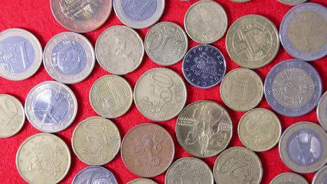 monedas europeas en un paño rojo, vista de arriba, primer plano, concepto de circulación monetaria