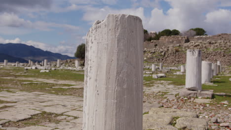 un antiguo pilar del santuario de atenea en pérgamo