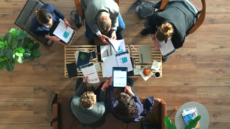 gente de negocios, equipo y reunión en el lapso de tiempo