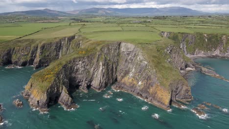 Drohnenaufnahme-Einer-Großen-Und-Beeindruckenden-Meeresklippe-In-Irland