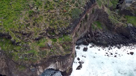 Vista-Aérea-Desde-Arriba-Hacia-Abajo-De-Drones-De-Espectaculares-Acantilados-Que-Caen-En-El-Océano-Tormentoso