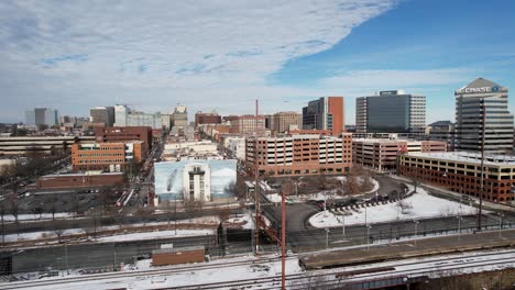 Winter-Wilmington-Delaware-Steigende-Skyline-Drohnenschuss-Schnee-Auf-Dem-Boden-Sonniger-Kalter-Tag