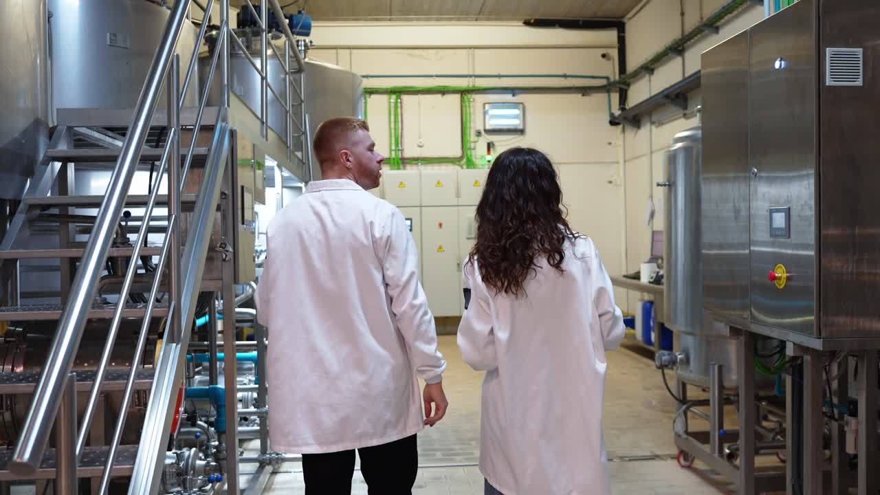 Impostazioni di fabbrica industriale con operai