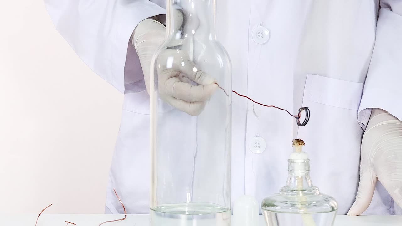 빛나는 효과를 가진 화학 반응을 보여주는