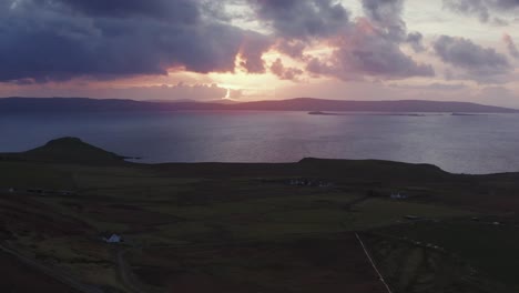 seguimiento de la puesta de sol con drones aéreos sobre campos y acantilados cerca de uig skye escocia otoño