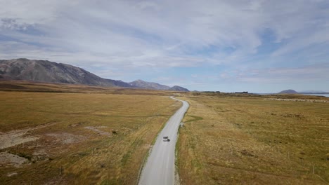 Vehículo-Todoterreno-En-Una-Remota-Carretera-Sin-Asfaltar-En-La-Soleada-Nueva-Zelanda