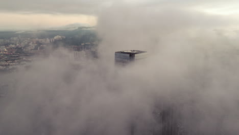 ICC-Wolkenkratzer-Erscheint-Zwischen-Weißen-Wolken