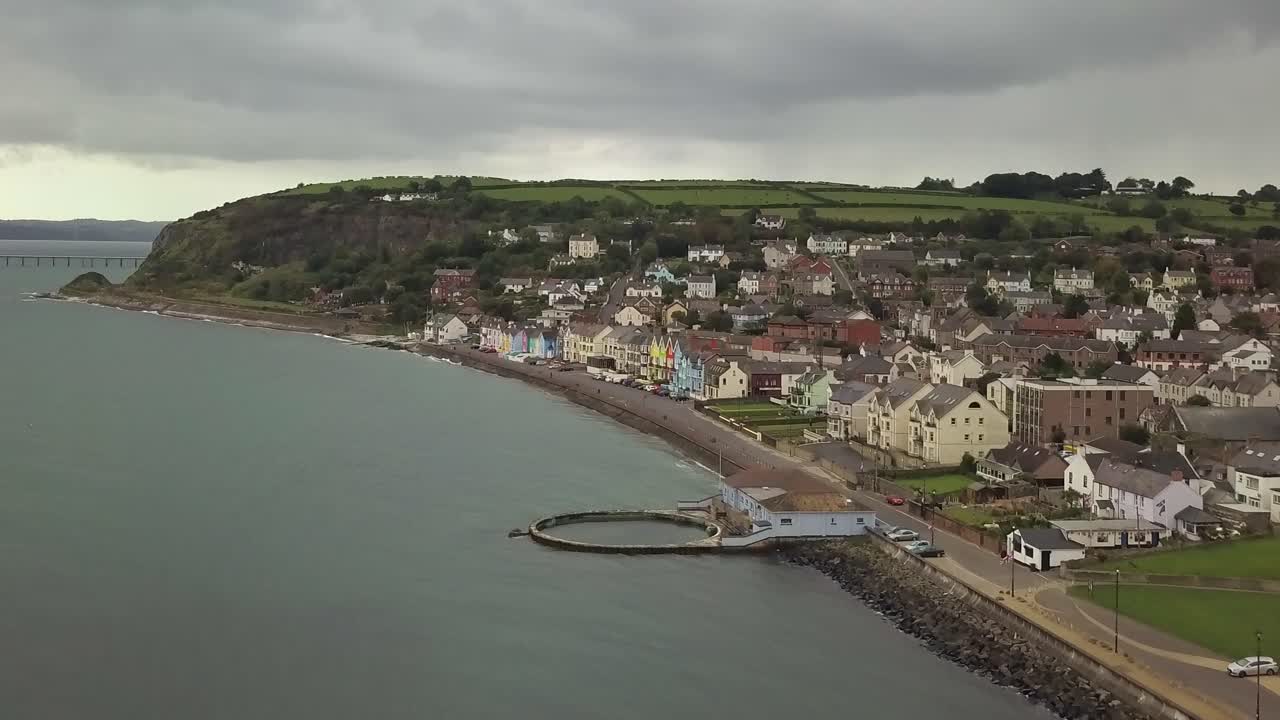 La vecchia piscina all'aperto sul lungomare a Whitehead, Irlanda del Nord