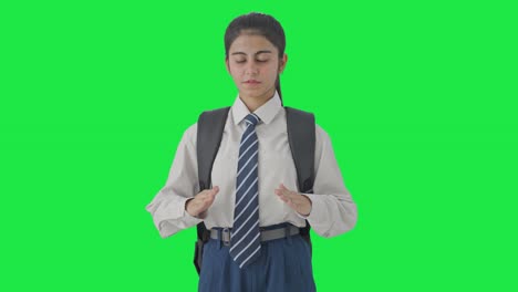 chica de la escuela india feliz haciendo respirar en respirar ejercicio pantalla verde