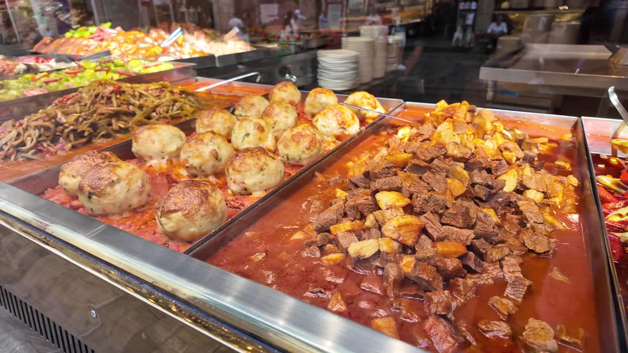 Varios platos de comida