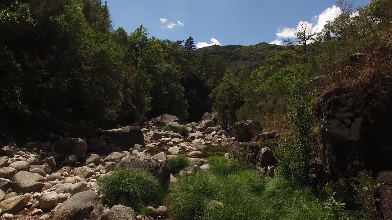 volando sobre un hermoso río con rocas en verano