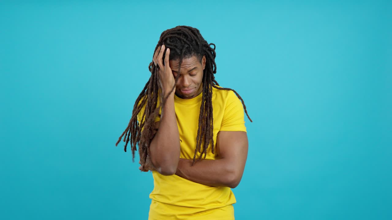 Uomo con dreadlocks in camicia gialla