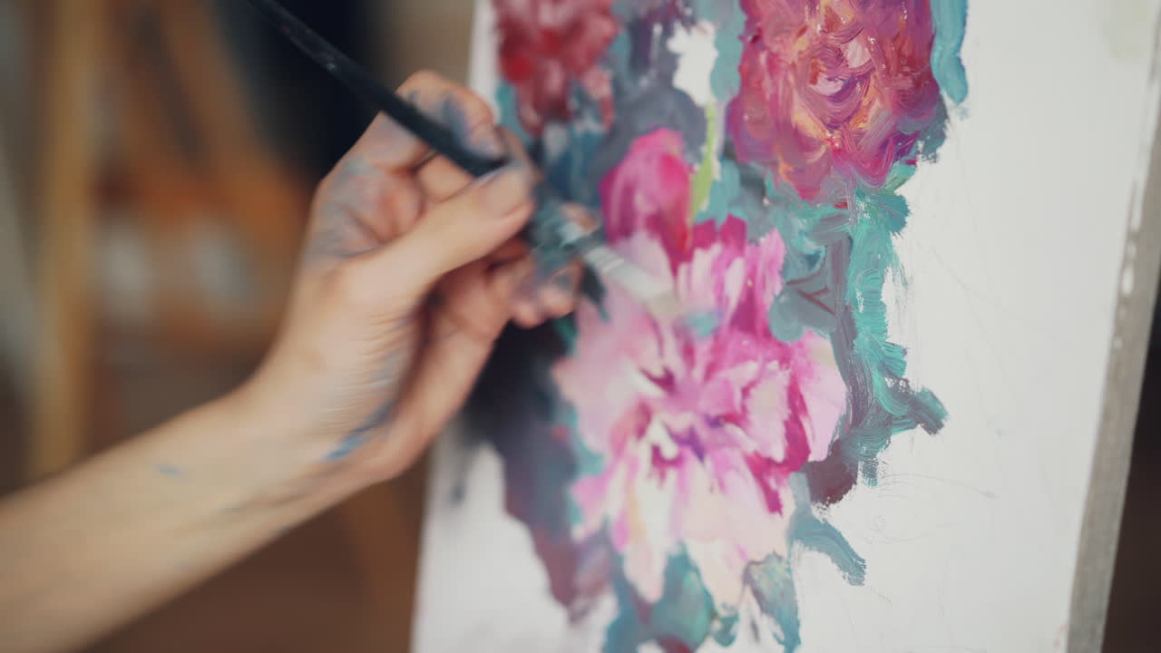 primer plano de un artista pintando flores