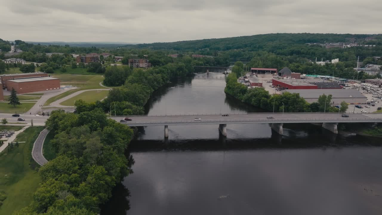 vista aérea del puente sobre el río magog en sherbrooke, canadá - toma de avión no tripulado