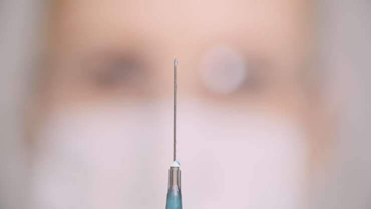 ricercatore che lavora in laboratorio scienziato azienda 1