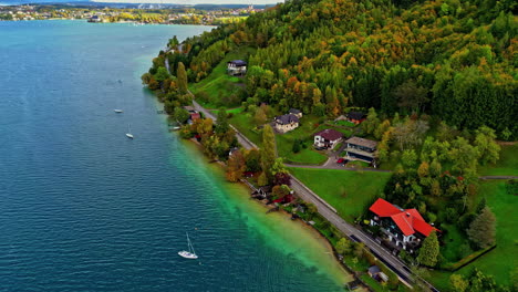 El-Encantador-Lago-Attersee-Despliega-Sus-Prístinas-Orillas,-Abrazado-Por-La-Encantadora-Ciudad-De-Austria.