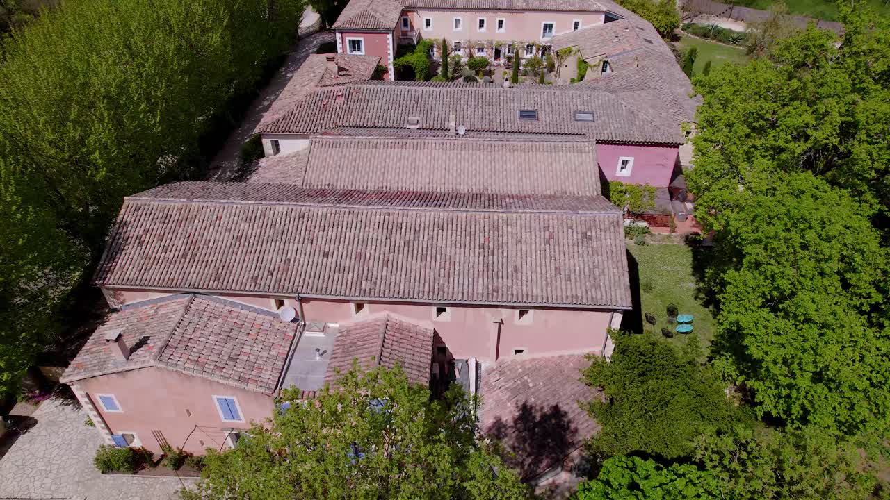 공중에서 볼 때, 집들은 주변의 울창한 숲 속에 조화롭게 자리 잡고 있으며, 주거 주택과 자연의 아름다움의 그림 같은 혼합물을 만 ⁇ 니다.