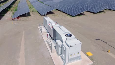 paneles en el parque solar fotovoltaico y la unidad de control electrónico, beni en la república dominicana