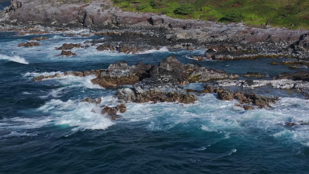 costa rocosa con olas
