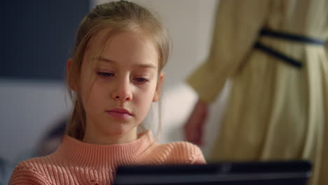 chica recibiendo educación con un dispositivo moderno. alumno estudiando con una tableta digital