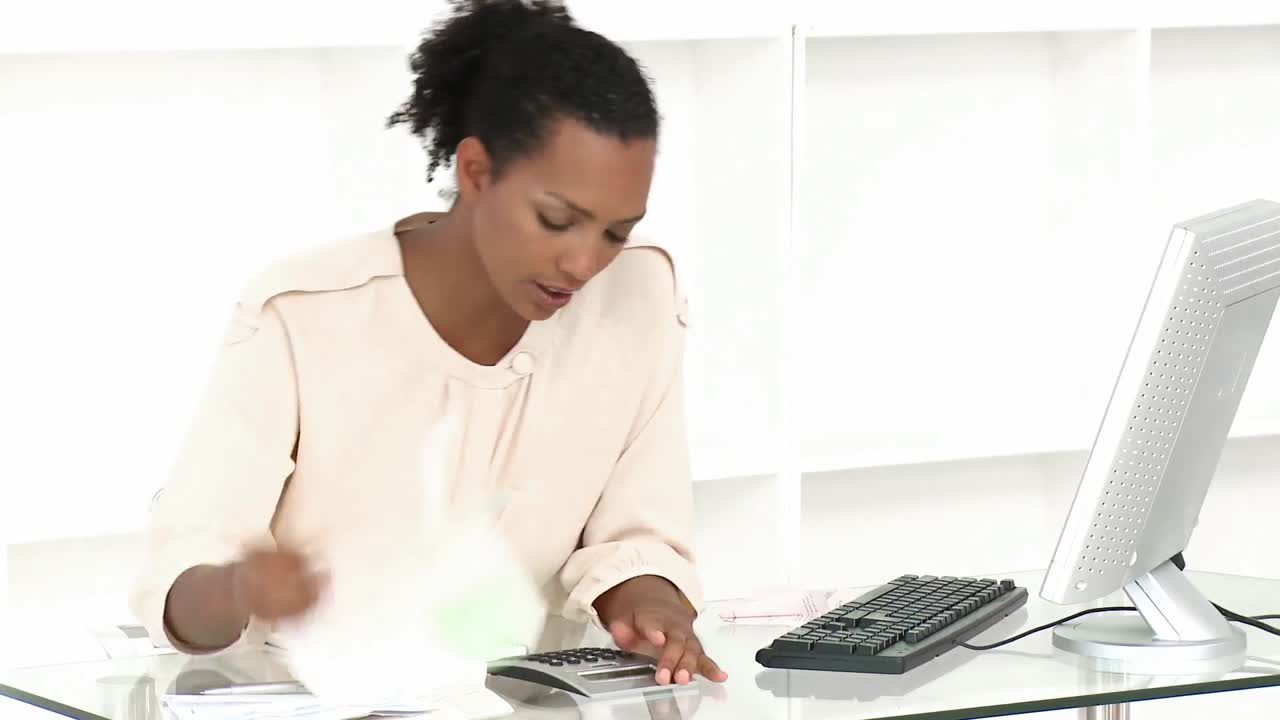 mujer étnica estresada con tantas facturas que pagar