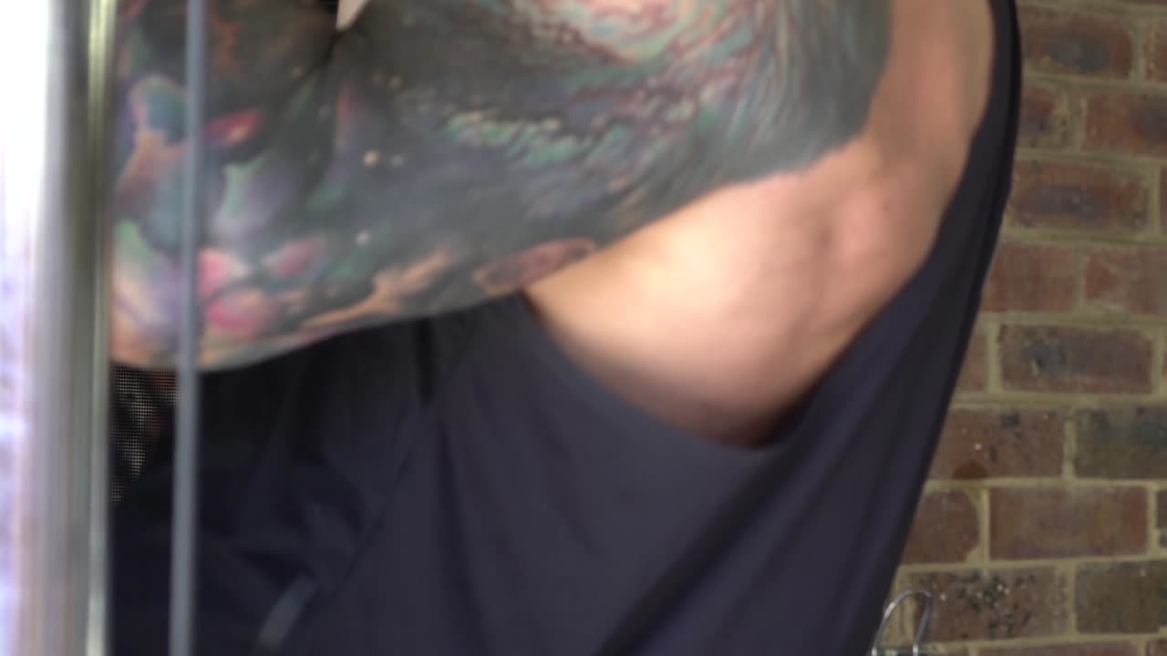 hombre musculoso en el gimnasio en casa haciendo ejercicio cerca del hombre haciendo chin ups