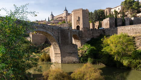 Timelapse-of-Alcantara-Bridge-in-Toledo-Imperial-City,-Spain
