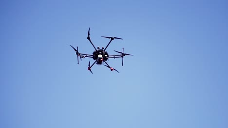 avión no tripulado en vuelo