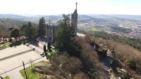 Schöne-Kirche-Von-Penha-In-Der-Naturlandschaft.-Guimarães,-Portugal