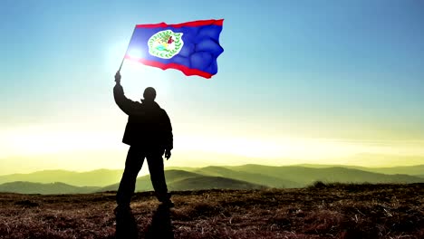 exitoso hombre silueta ganador agitando bandera de belice en la parte superior del pico de la montaña. fondo de bucle cinemagraph