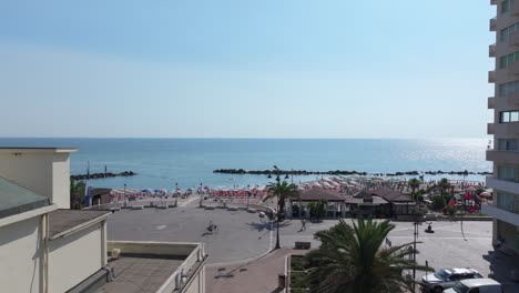 descendiendo desde la playa de porto recanati, italia
