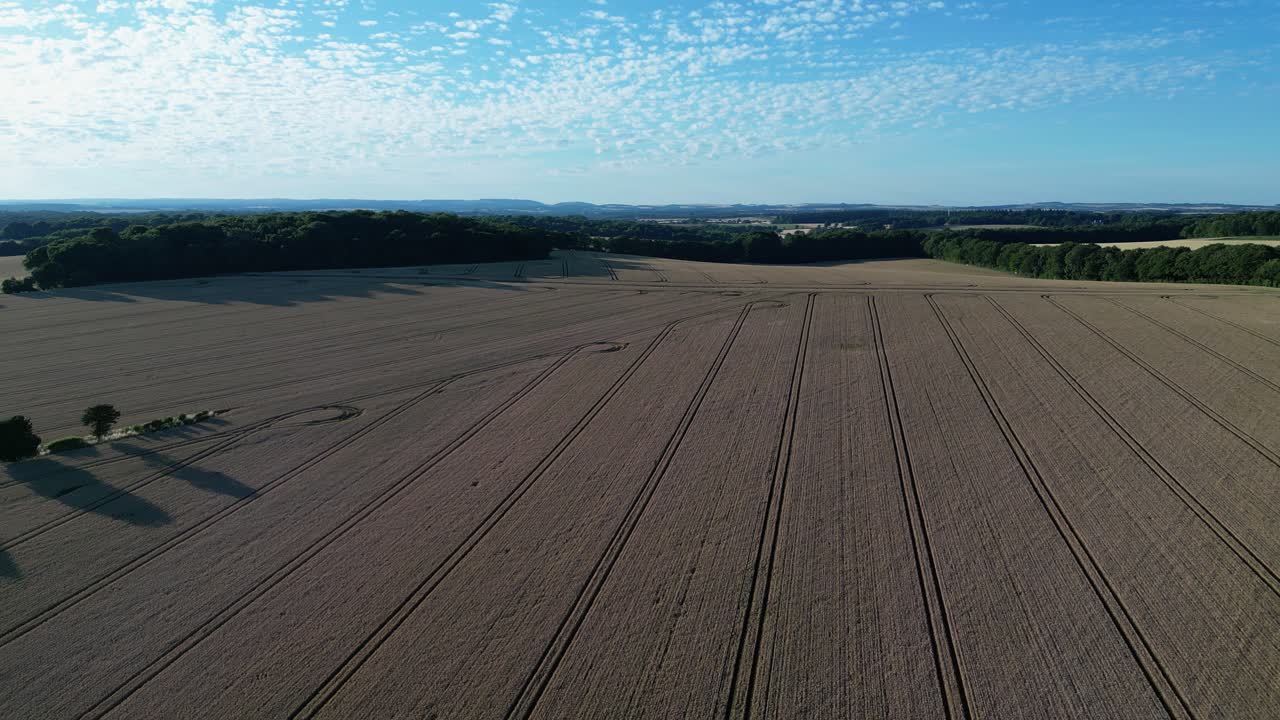 странная микроволновая станция геометрическое пшеничное поле круг урожая вид с воздуха обратное раскрытие