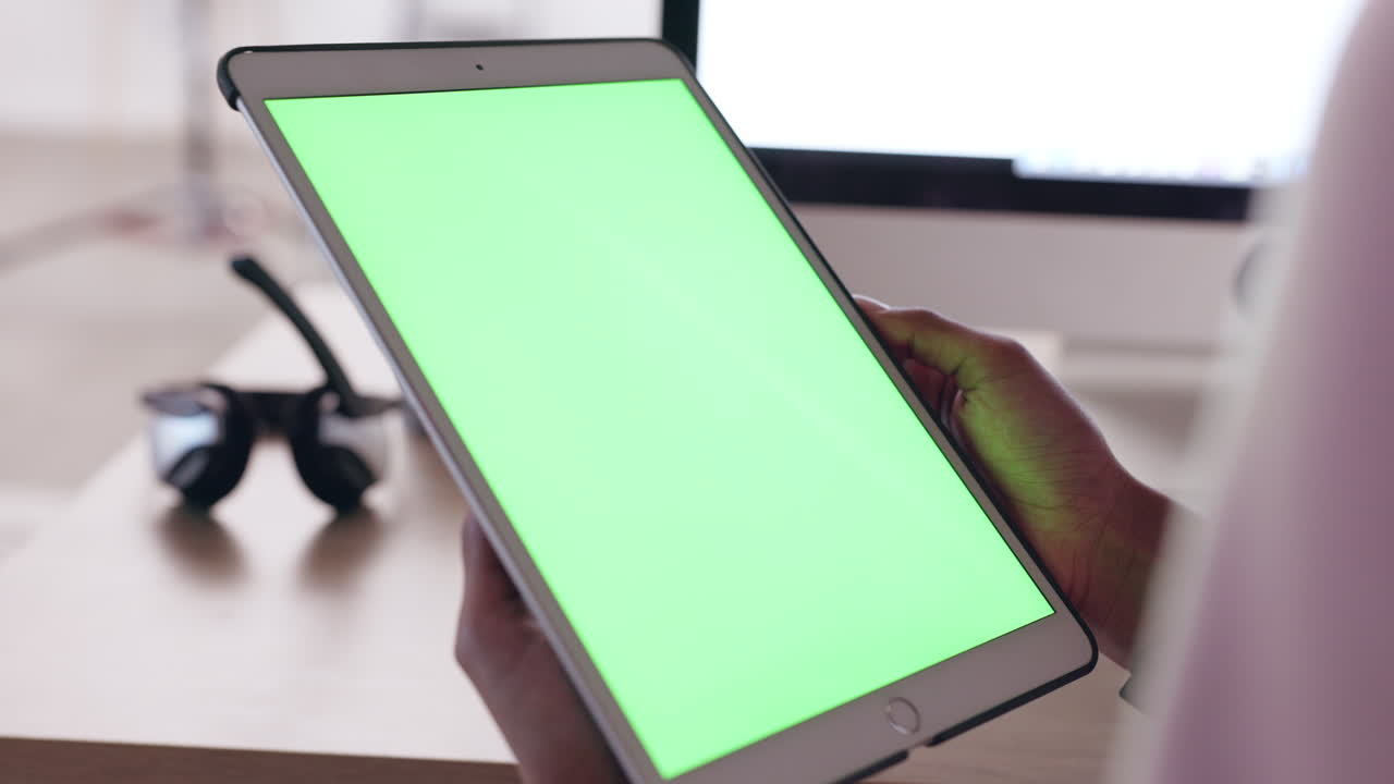 trabajador de un centro de llamadas desplazándose por las redes sociales