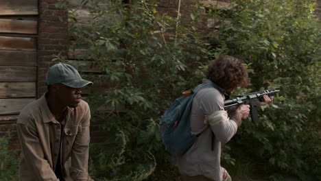 men with guns around an abandoned house