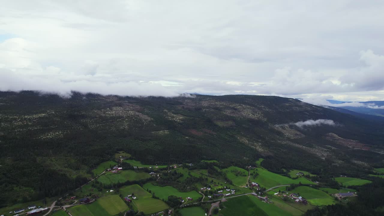 establecimiento de la toma sobre el valle exuberante en el este de noruega, con fondo de montaña