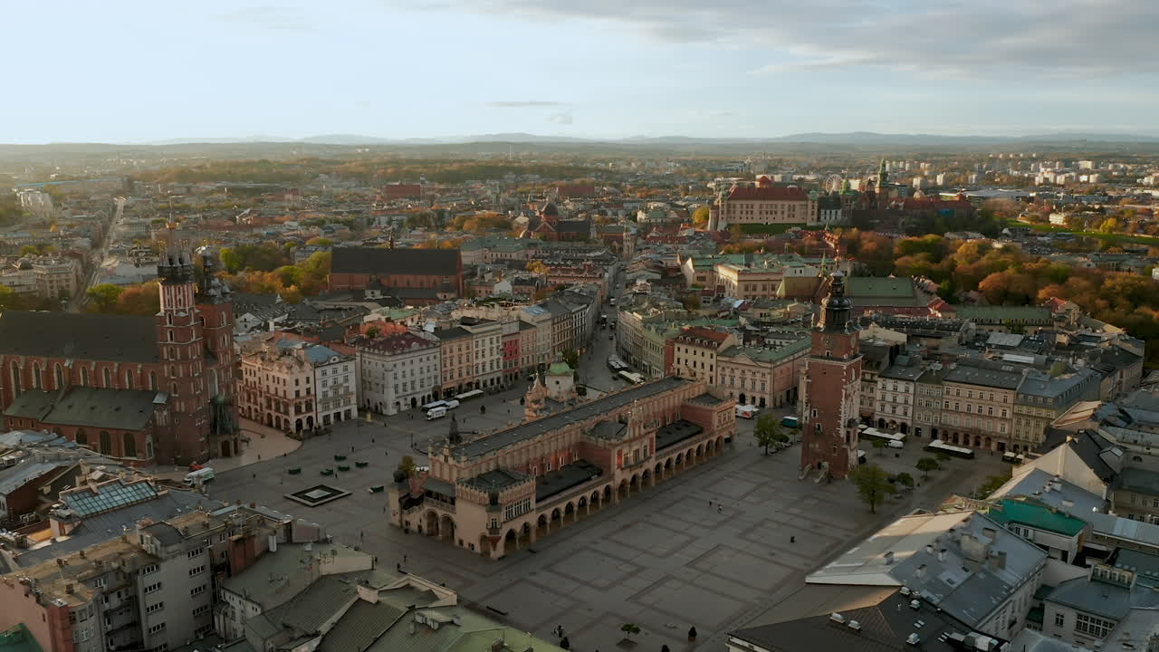 Panorama della Piazza Principale illuminata delicatamente a Cracovia, Città Vecchia, e del Castello Reale di Wawel in una splendida mattina, Cracovia, Polonia