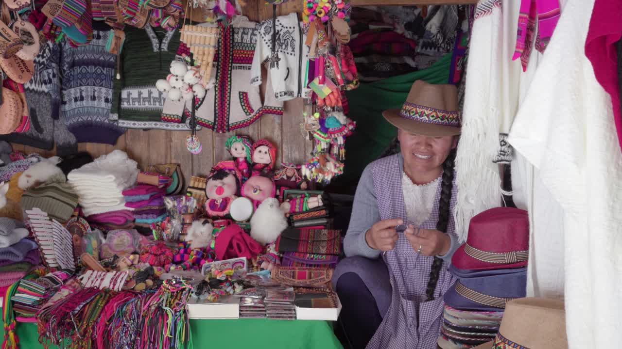 tejido tradicional de la mujer (cholita) en el mercado de recoleta, sucre