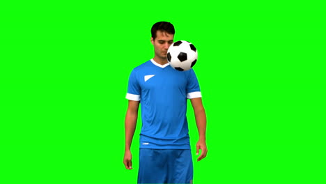 Hombre-Haciendo-Malabarismos-Con-Una-Pelota-De-Fútbol-Con-Su-Rodilla-En-Pantalla-Verde-