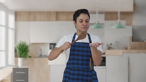 Cocinero-Indio-Probando-Comida-Picante