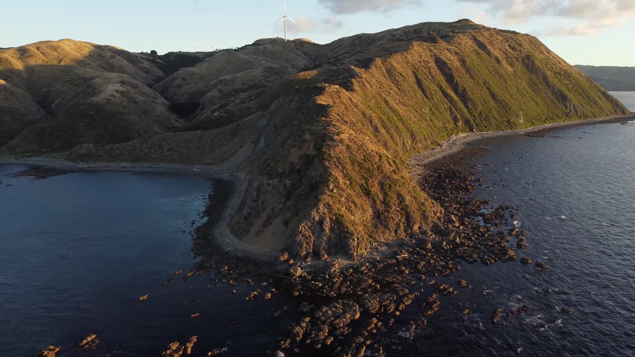 황금빛 석양이 지는 동안 곶에서 날아오르다