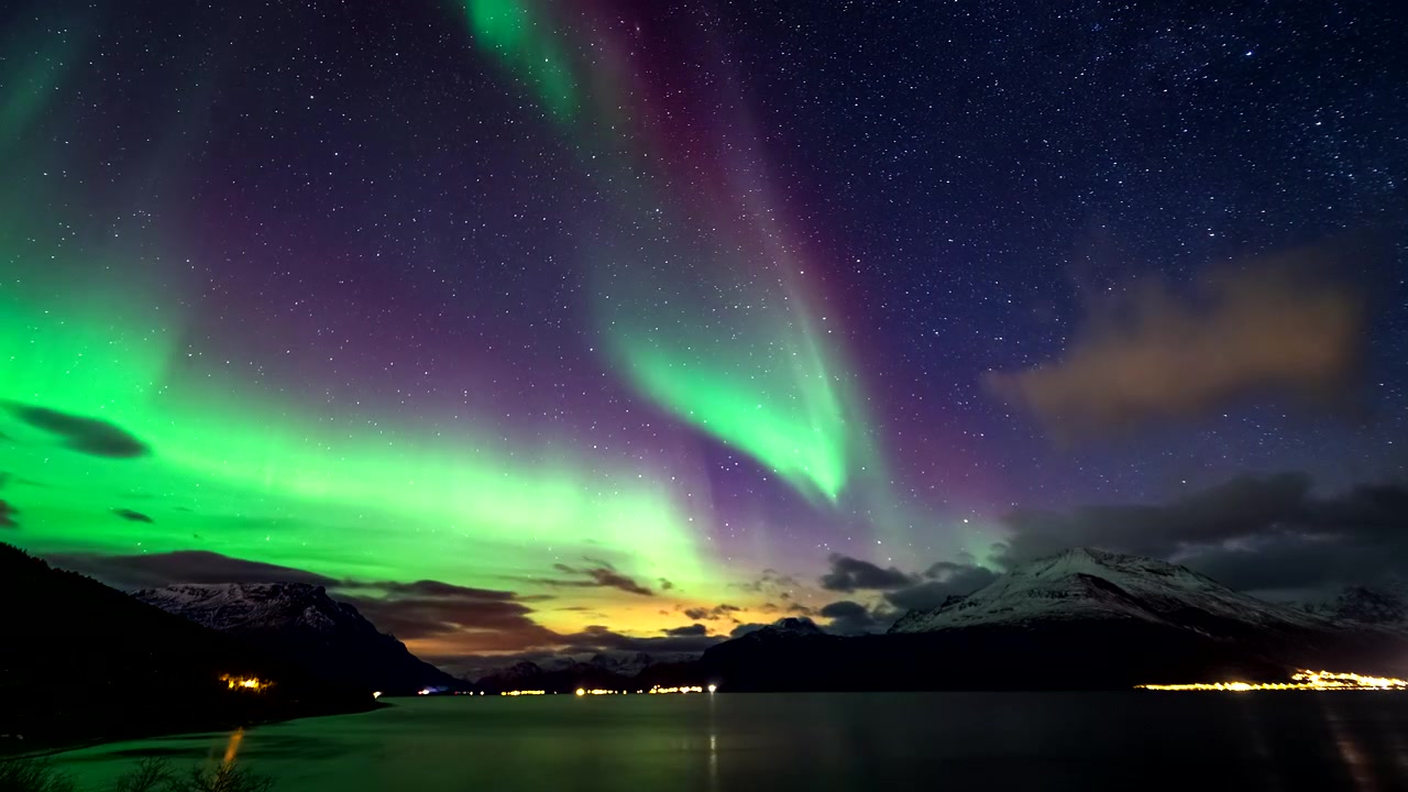 Time-lapse onirico sul fiordo di Lyngen con aurora boreale verde, Skibotn