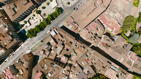 toma aérea de arriba hacia abajo de las carreteras, árboles y edificios de la ciudad de granada, españa, 4k