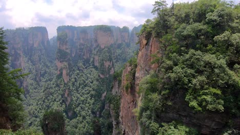 Luftaufnahme-Vom-Malerischen-Aussichtspunkt-In-Der-Nähe-Der-Größten-Natürlichen-Brücke,-Auch-Bekannt-Als-Tian-Qiao-Sky-Bridge,-Avatar-Mountains-Nature-Park,-Zhangjiajie,-China